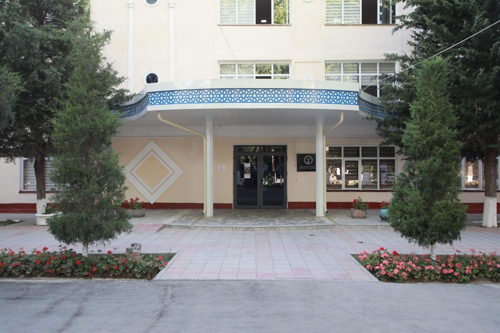 Mimarlık Fakültesi binasının girişi