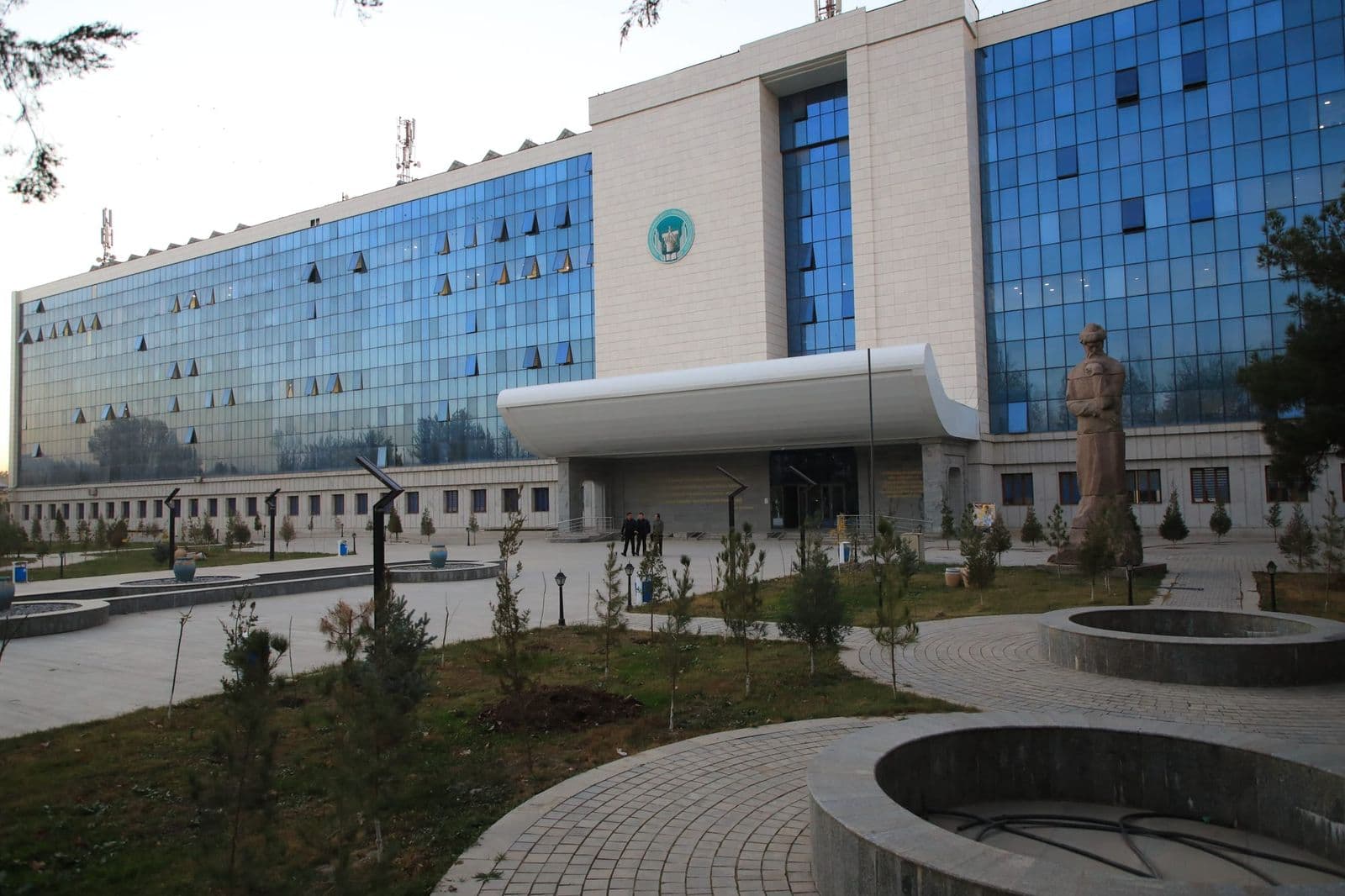 Ana eğitim binası ve önündeki anıt