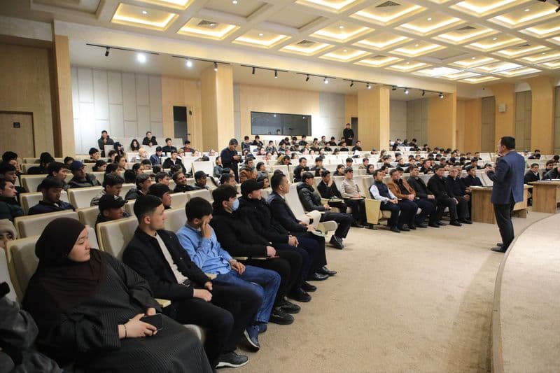 与学生交流