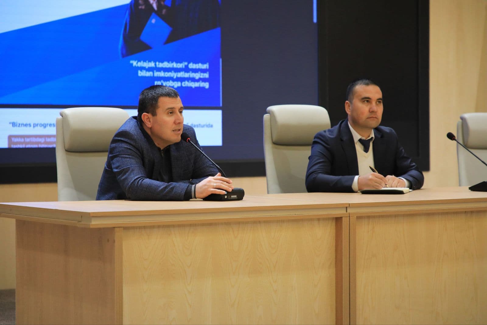 Kredi ürünlerinin tanıtımı; ekranda “Biznes progress” kredisi