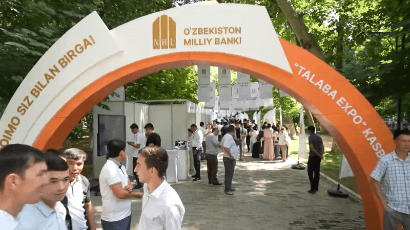 国家银行“Talaba Expo”职业展的入口拱门