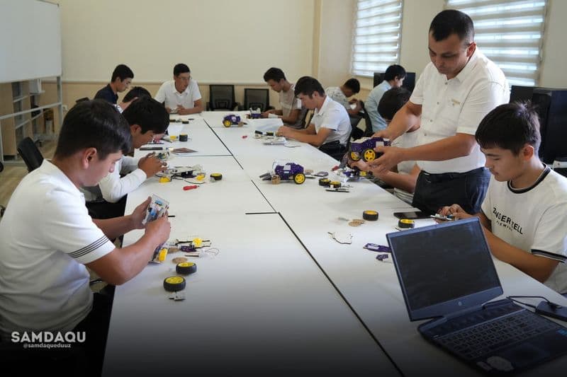 Talabalar robototexnika to‘garagi mashg‘ulotida