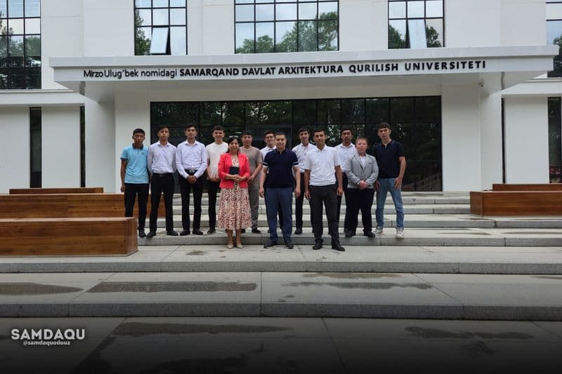 Bölüm başkanı öğrencilere ustalık dersi veriyor