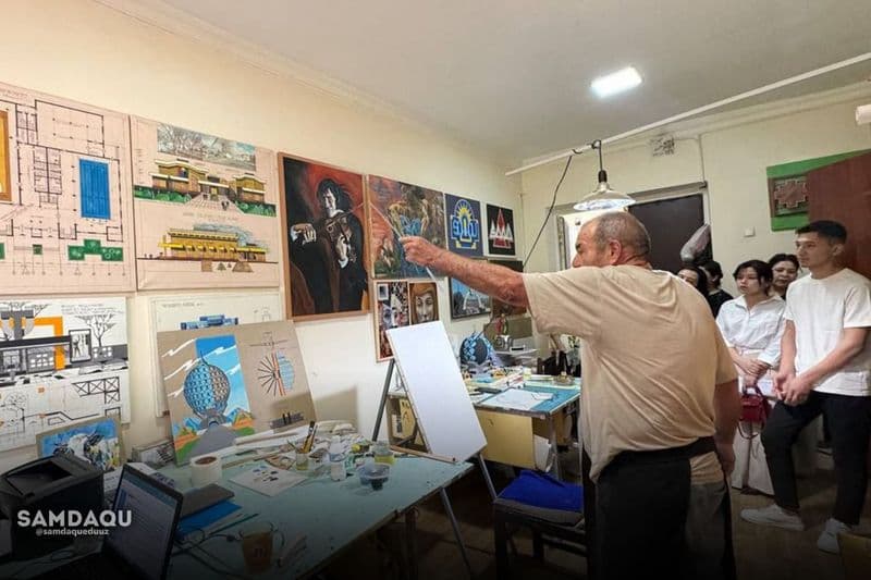 Öğrenciler ressamın atölyesini ziyarette