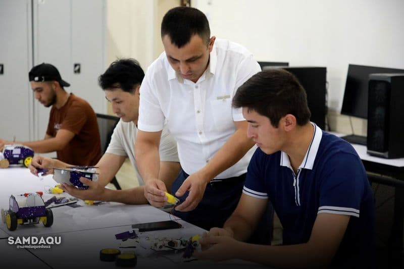 Студенты в кружке «Робототехника»