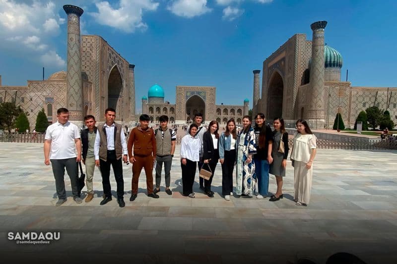Öğrenciler Semerkant'ın tarihi eserlerini gezerken