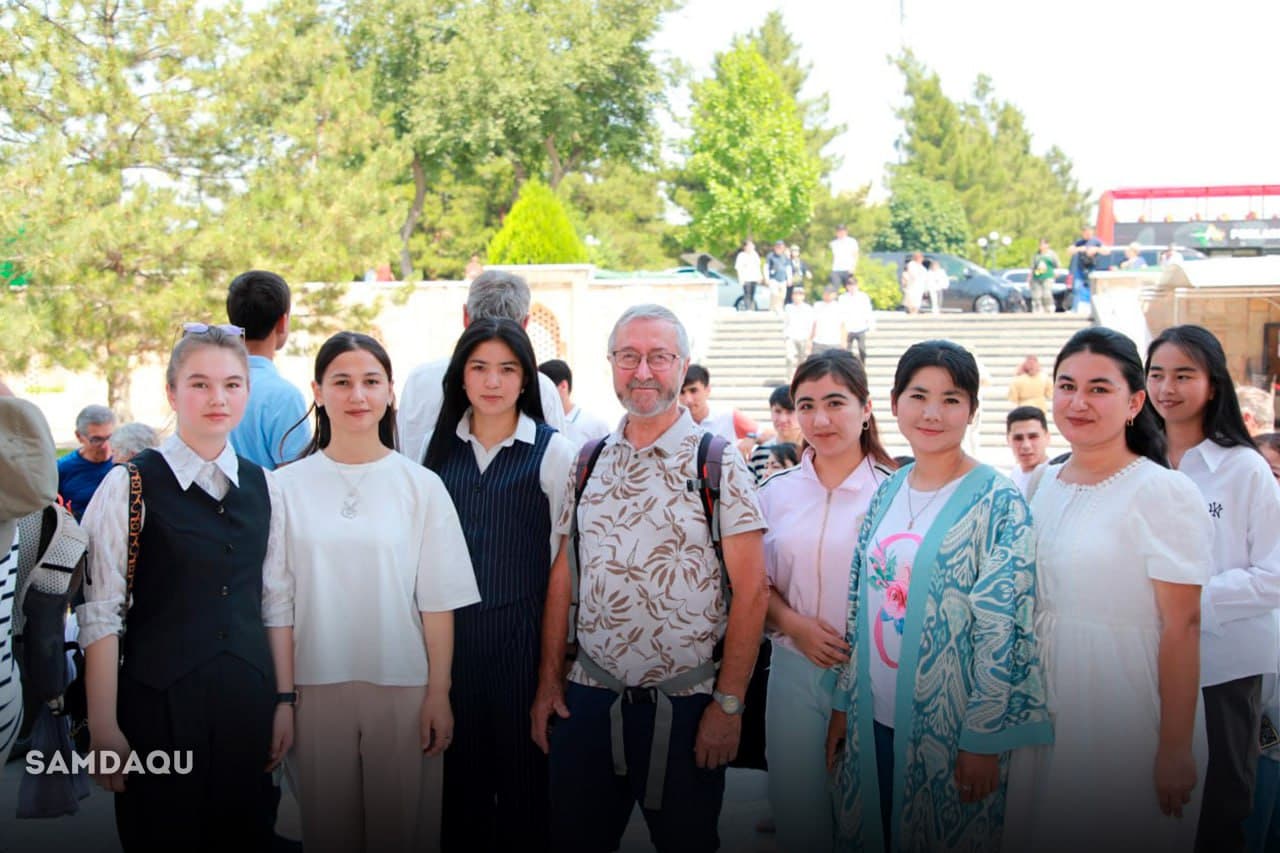 Qurilish fakulteti talabalari Amir Temur maqbarasi oldida