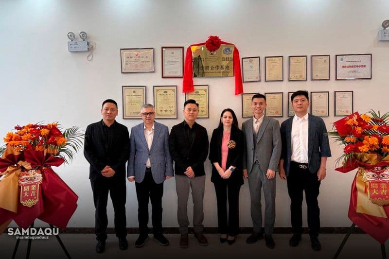 Çin'deki bir sanayi kuruluşunda iş birliği görüşmesi