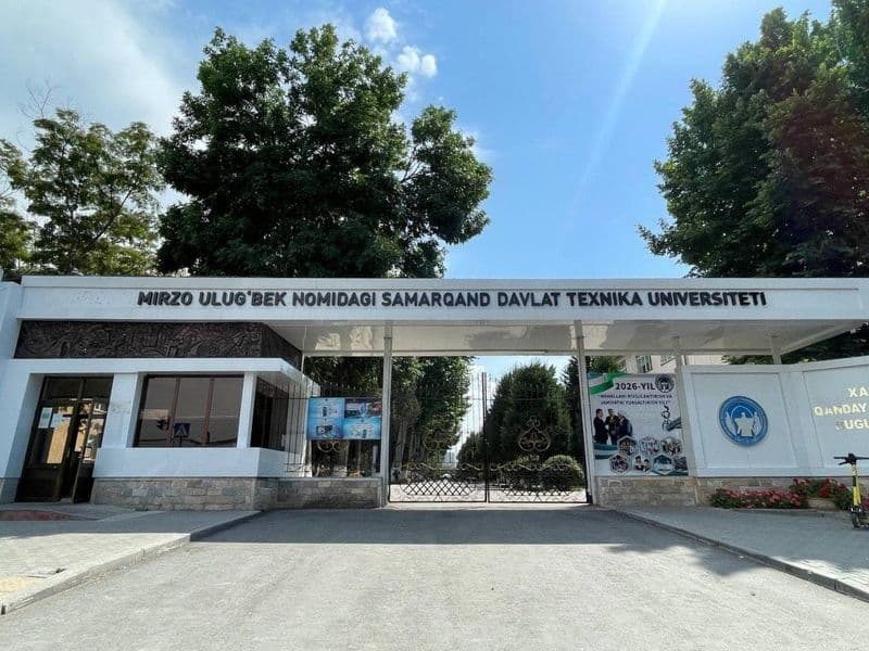 Universitetning to‘liq nomi yozilgan darvozasi