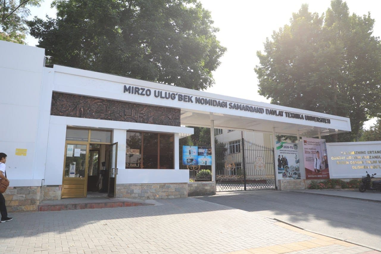 Universitet darvozasi yonidan o‘tib ketayotgan talaba