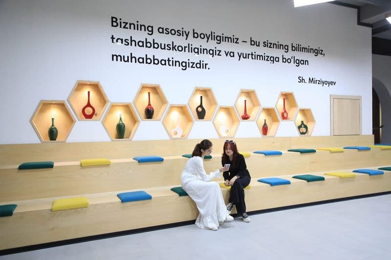 Shavkat Mirziyoyev iqtibosi ostida, talabalar dam olish maskanida o‘tirgan ikki talaba