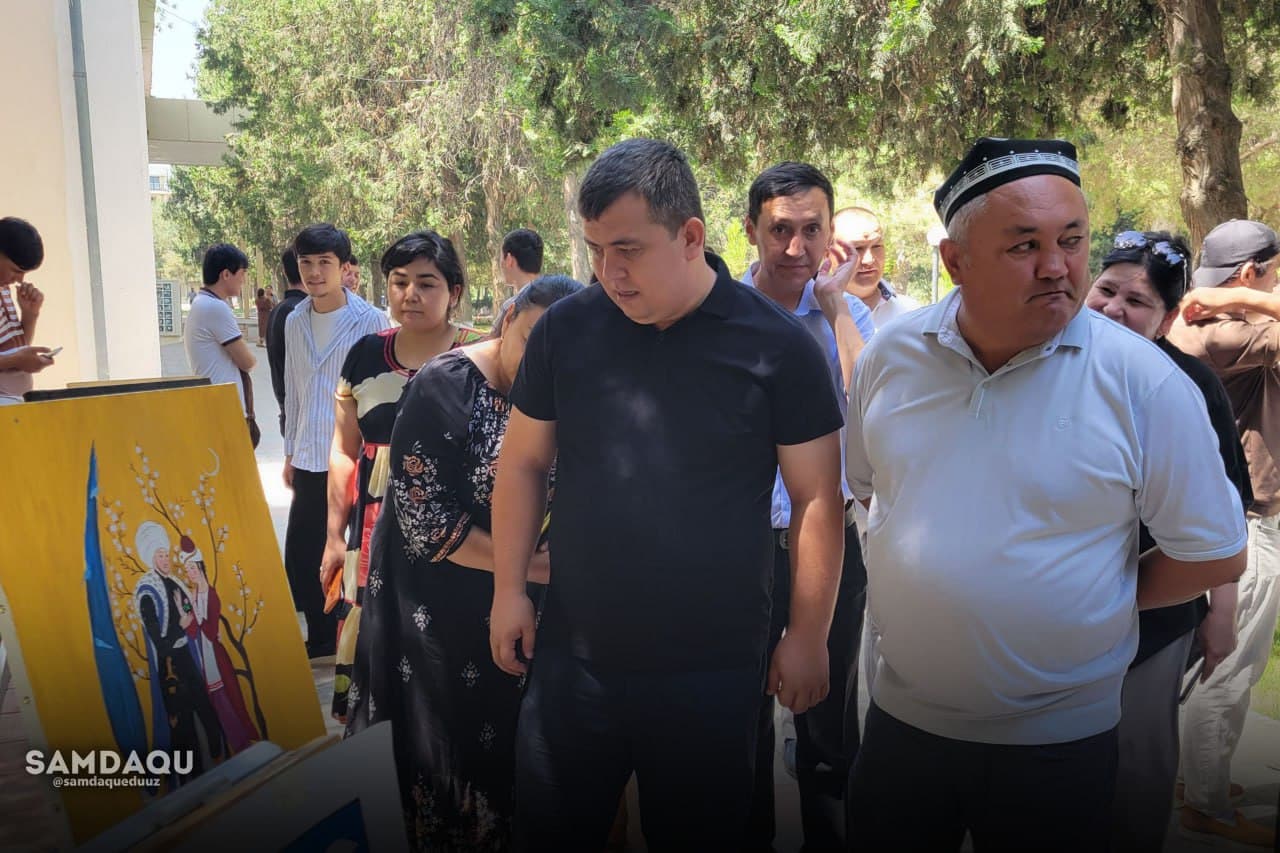 Mahalla yoshlari san’at ko‘rgazmasida talabalar ishlari bilan tanishmoqda