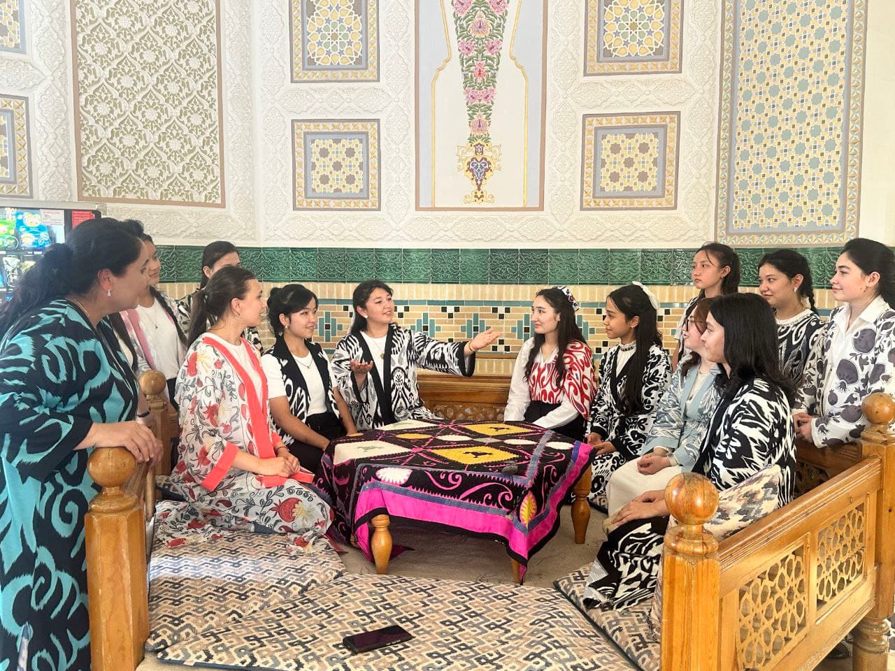 Talabalar mushoira kechasida she’r o‘qimoqda