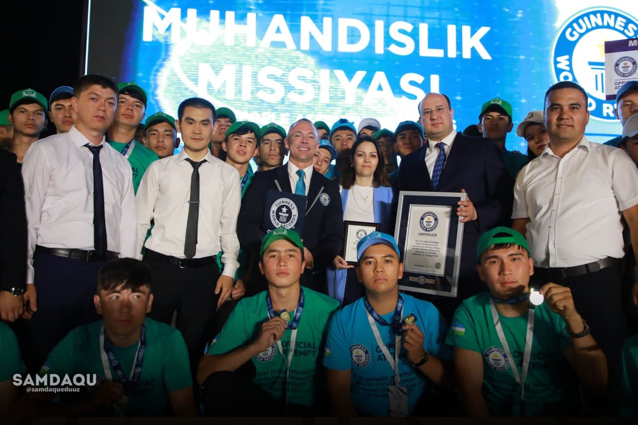 Yosh muhandislar robot yig‘moqda